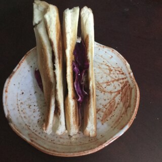 紫キャベツとタコ焼きの食パンサンド。